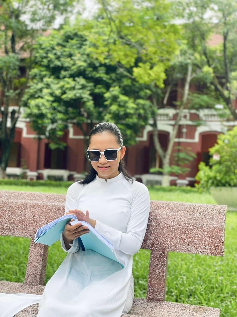 Kim Trang vẫn đang nỗ lực hết mình trong học tập.