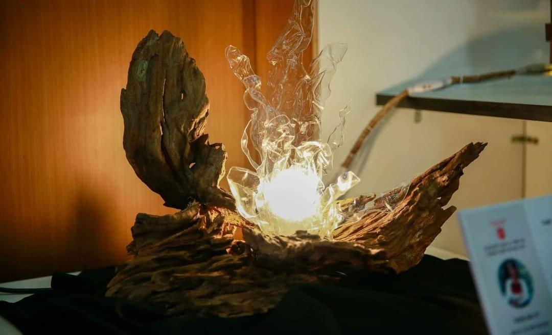 Một sản phẩm đèn tận dụng nguyên liệu gỗ vụn thải ra do sinh viên thiết kế.