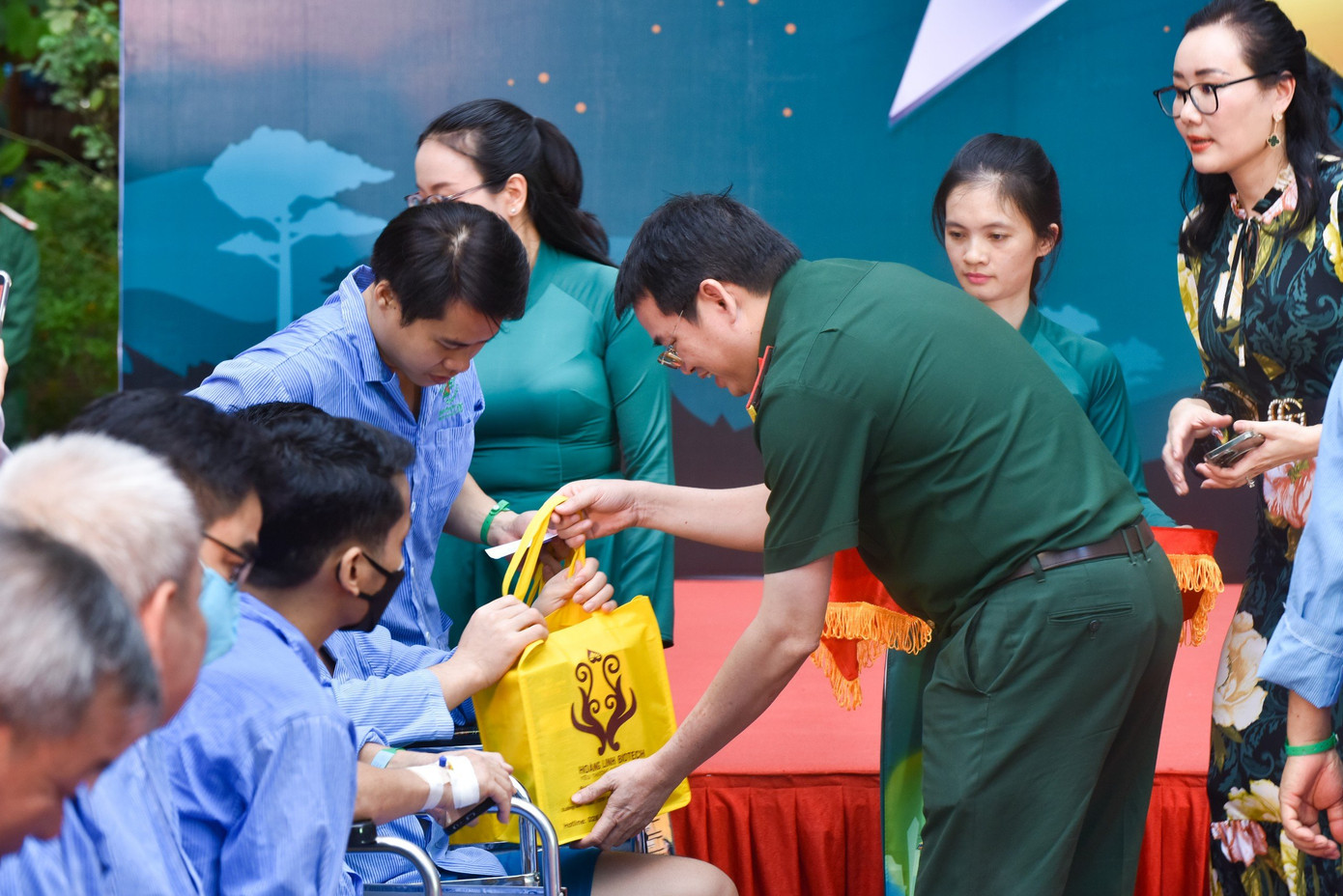 Thượng tá, TS. BS Bùi Đức Thành – Phó Giám đốc Bệnh viện trao tận tay các phần quà tặng đến người bệnh.