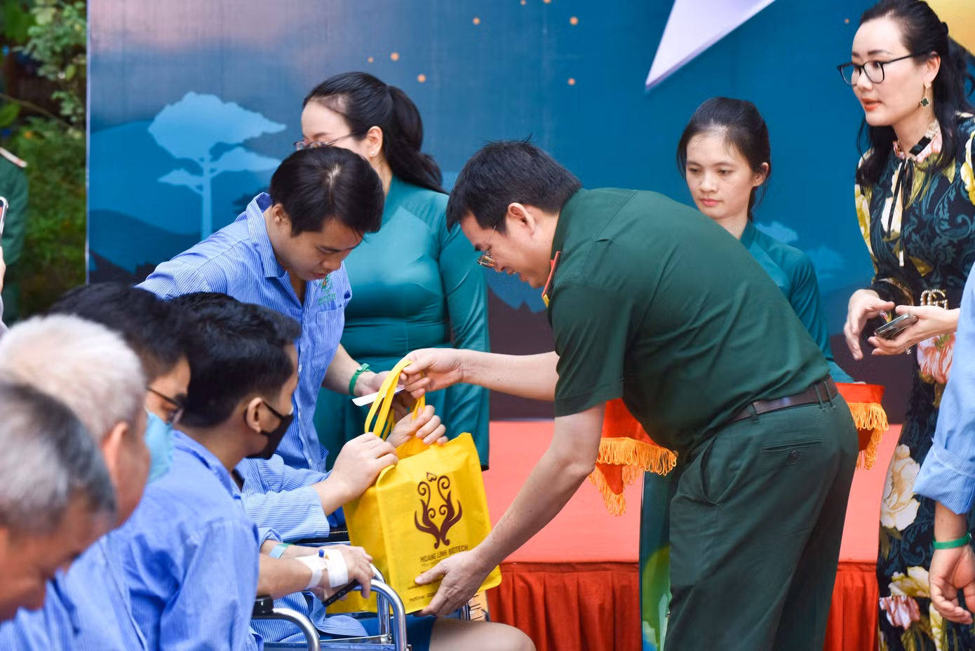 Thượng tá, TS. BS Bùi Đức Thành – Phó Giám đốc Bệnh viện trao tận tay các phần quà tặng đến người bệnh.