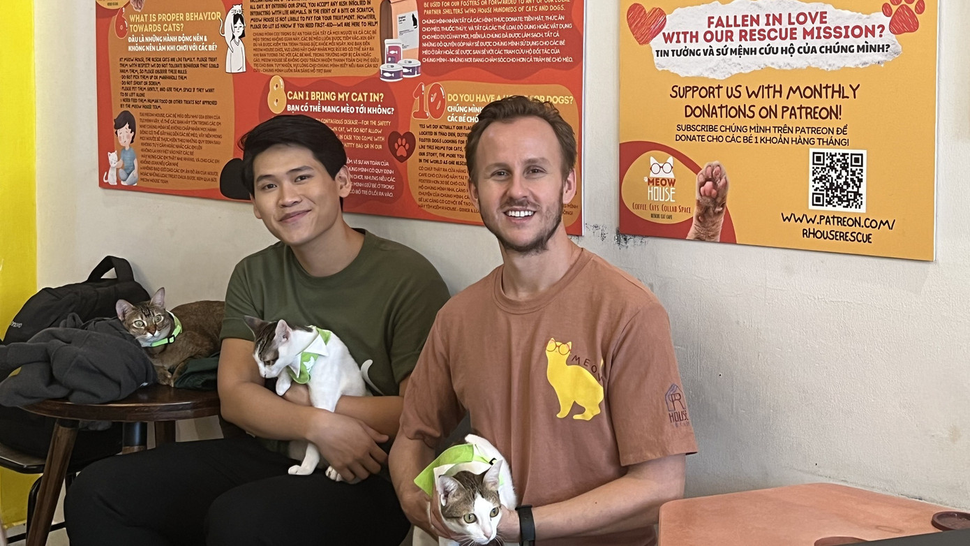 Jay-Thiện Nguyễn (bên trái) và Alex Ward (bên phải) là 2 trong 3 người đồng sở hữu quán Meow House.