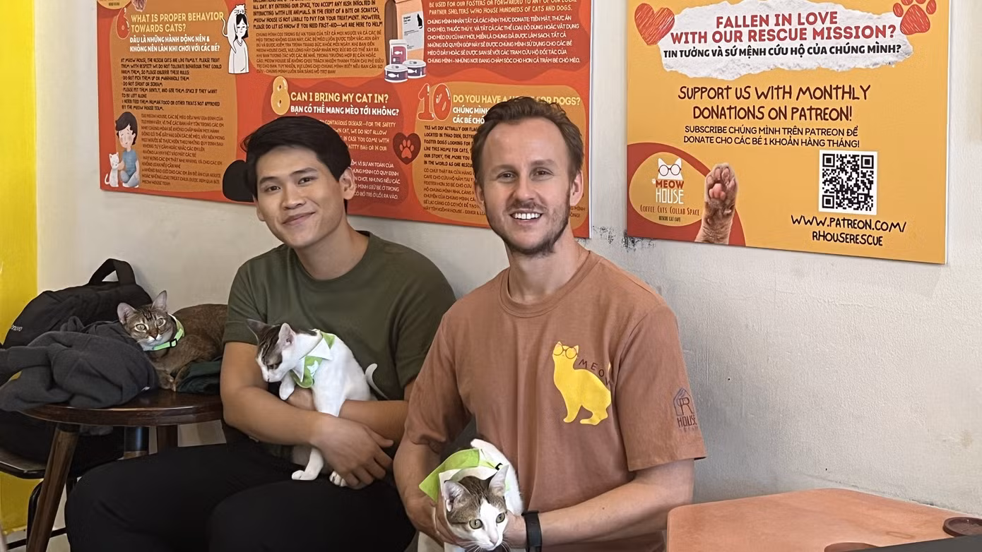 Jay-Thiện Nguyễn (bên trái) và Alex Ward (bên phải) là 2 trong 3 người đồng sở hữu quán Meow House. Jay-Thiện Nguyễn (bên trái) và Alex Ward (bên phải) là 2 trong 3 người đồng sở hữu quán Meow House.