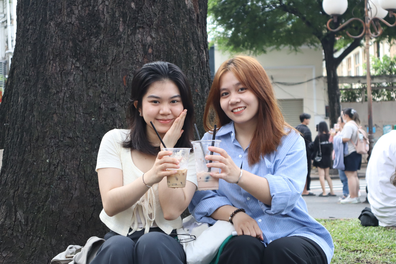 Thùy Uyên và Thúy Kiều (18 tuổi) đã đến đây từ khá sớm, hai bạn cho biết ngồi quán cà phê bệt có thể nhìn ngắm đường phố. Cả hai đều thích không gian mở và thoáng mát của cà phê bệt.