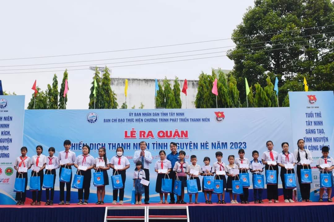 Nhiều phần quà cho thiếu nhi có hoàn cảnh khó khăn được trao tặng trong lễ ra quân. (Ảnh: Tỉnh Đoàn Tây Ninh) Nhiều phần quà cho thiếu nhi có hoàn cảnh khó khăn được trao tặng trong lễ ra quân. (Ảnh: Tỉnh Đoàn Tây Ninh)