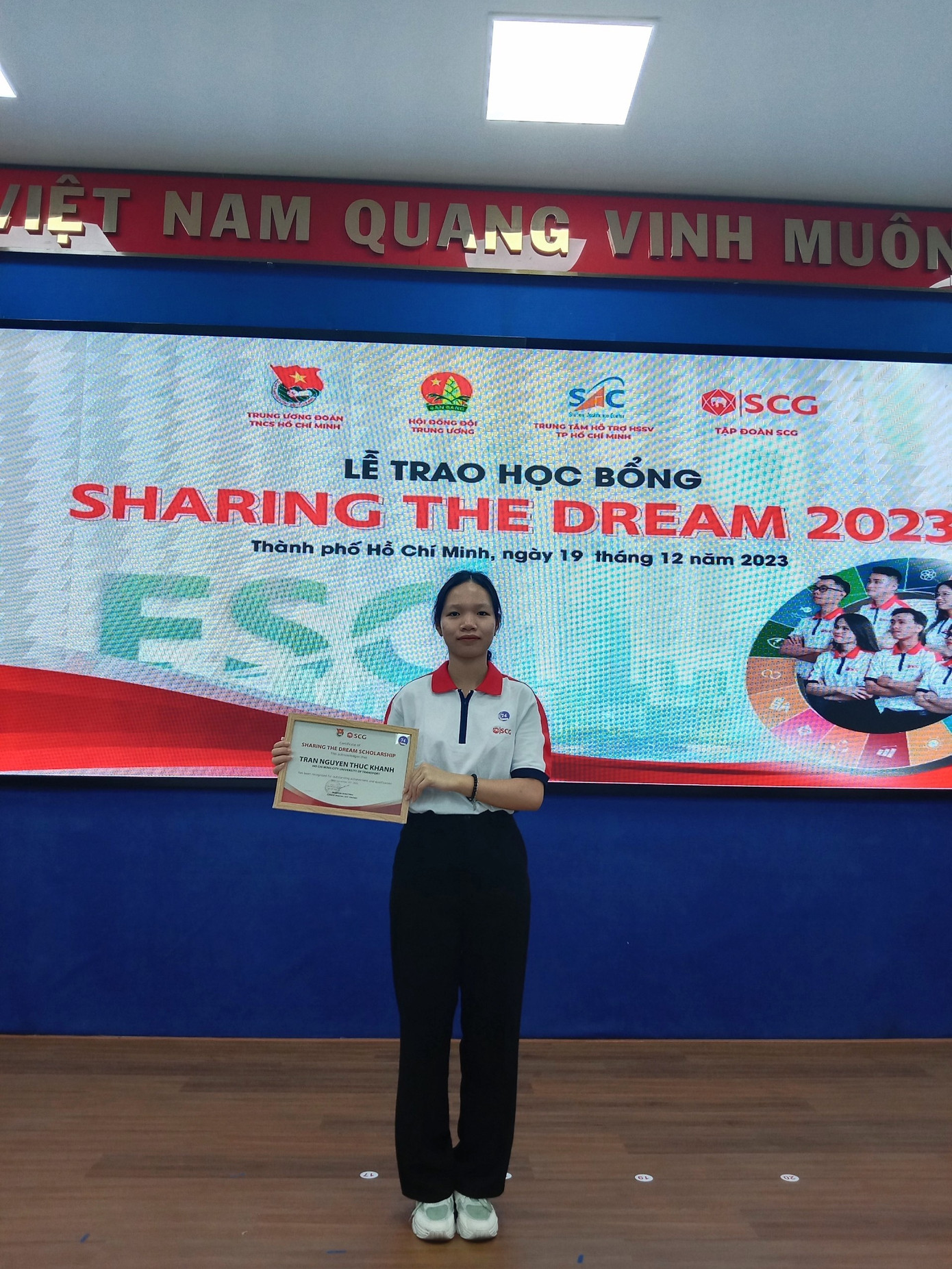 Thục Khánh nhận học bổng 'SCG Sharing The Dream' mới đây. (Ảnh: NVCC)