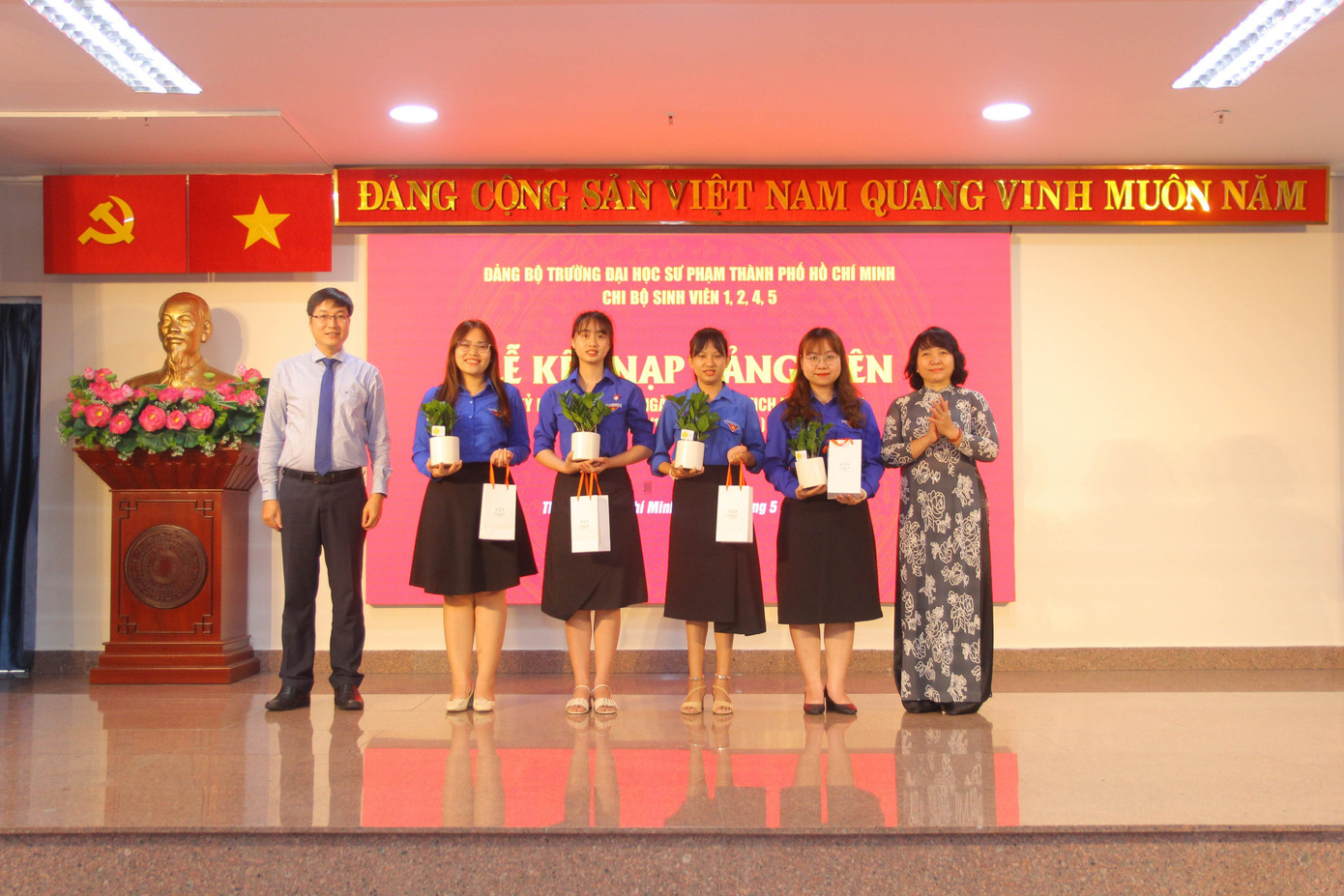 Bốn sinh viên ưu tú được kết nạp Đảng đúng ngày sinh nhật Bác.