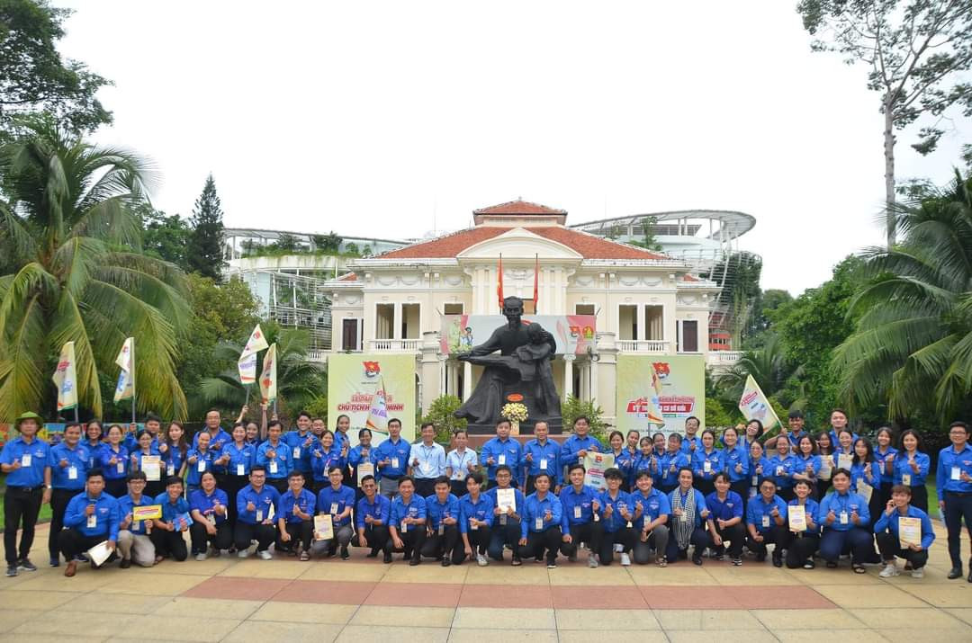 Các thí sinh cùng chụp hình tại Tượng đài Bác (Nhà thiếu nhi TP. HCM).