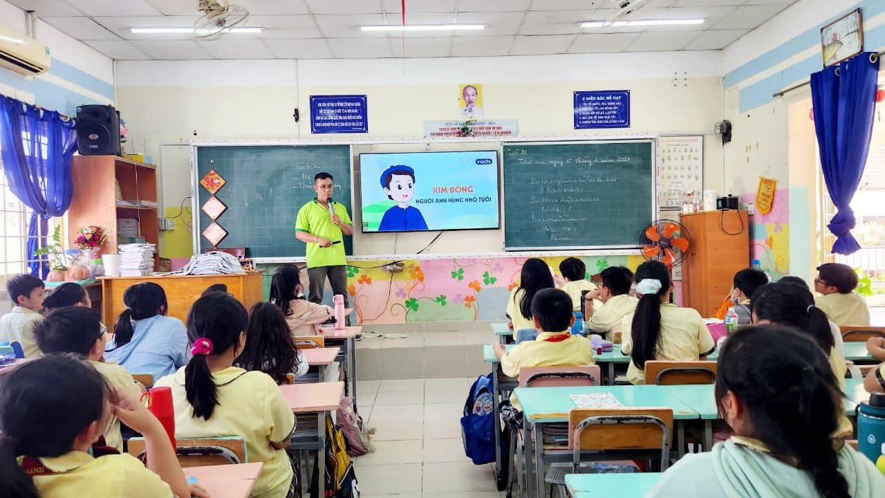 Các liên đội trên địa bàn quận 3 (TPHCM) đã cùng triển khai và sinh hoạt chủ điểm chủ đề “Noi gương Anh hùng Kim Đồng - Thiếu nhi Việt Nam tiếp bước”. Các chi đội tổ chức cho đội viên, học sinh xem phim về Anh hùng liệt sỹ Kim Đồng và tuyên truyền, hướng dẫn bài hát Kim Đồng của nhạc sĩ Phong Nhã. Bên cạnh đó, đội viên, học sinh cũng được tìm hiểu về tiểu sử, quá trình hoạt động cách mạng của Anh hùng liệt sỹ Kim Đồng, sự hy sinh cùng những đóng góp ý nghĩa của anh đối với cách mạng dân tộc và tổ chức Đội Thiếu niên Tiền phong.