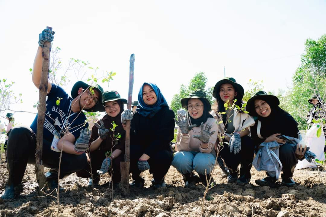 Các đại biểu quốc tế cùng tham gia hoạt động trồng cây tại rừng ngập mặn Cần Giờ.
