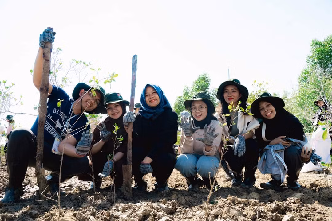 Các đại biểu quốc tế cùng tham gia hoạt động trồng cây tại rừng ngập mặn Cần Giờ.