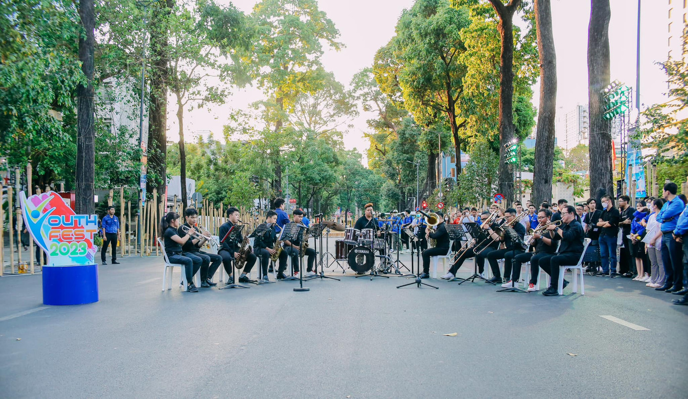 Phần trình diễn nhạc cụ đường phố của Nhạc viện TP. HCM. (Ảnh: TLTĐ)