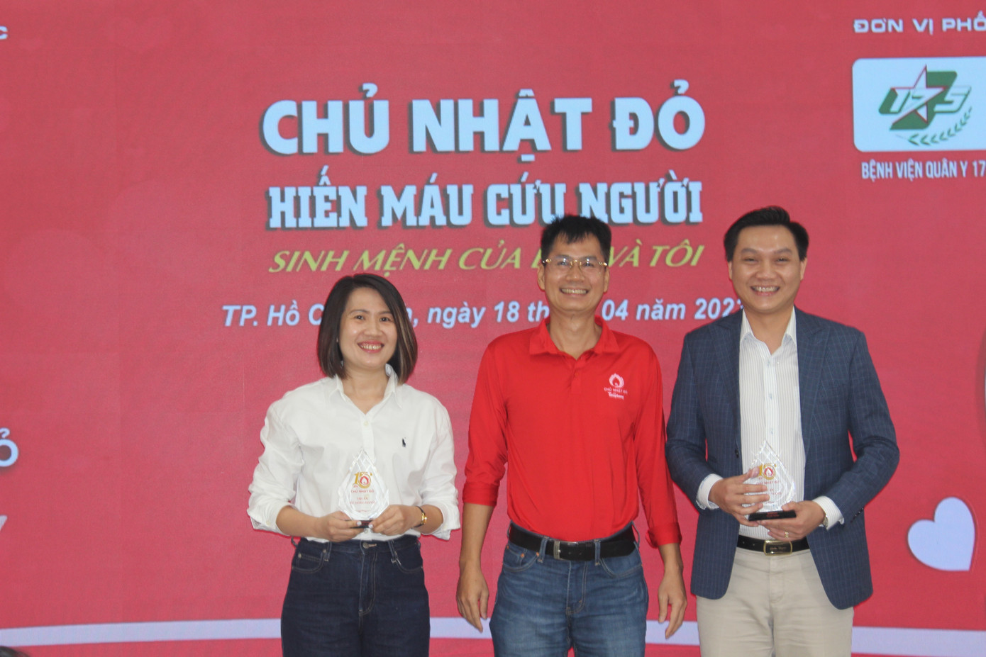 Nhà báo Lý Thành - Trưởng cơ quan đại diện báo Tiền Phong tại TP. HCM trao kỉ niệm chương cho đại điện Công ty Amway Việt Nam.