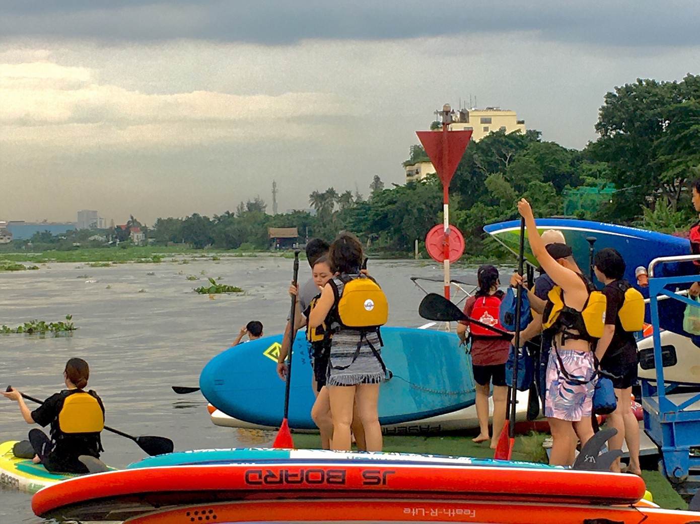 Nhiều bạn trẻ tìm đến hoạt động chèo SUP dịp nghỉ Lễ Quốc khánh 2/9. Nhiều bạn trẻ tìm đến hoạt động chèo SUP dịp nghỉ Lễ Quốc khánh 2/9.