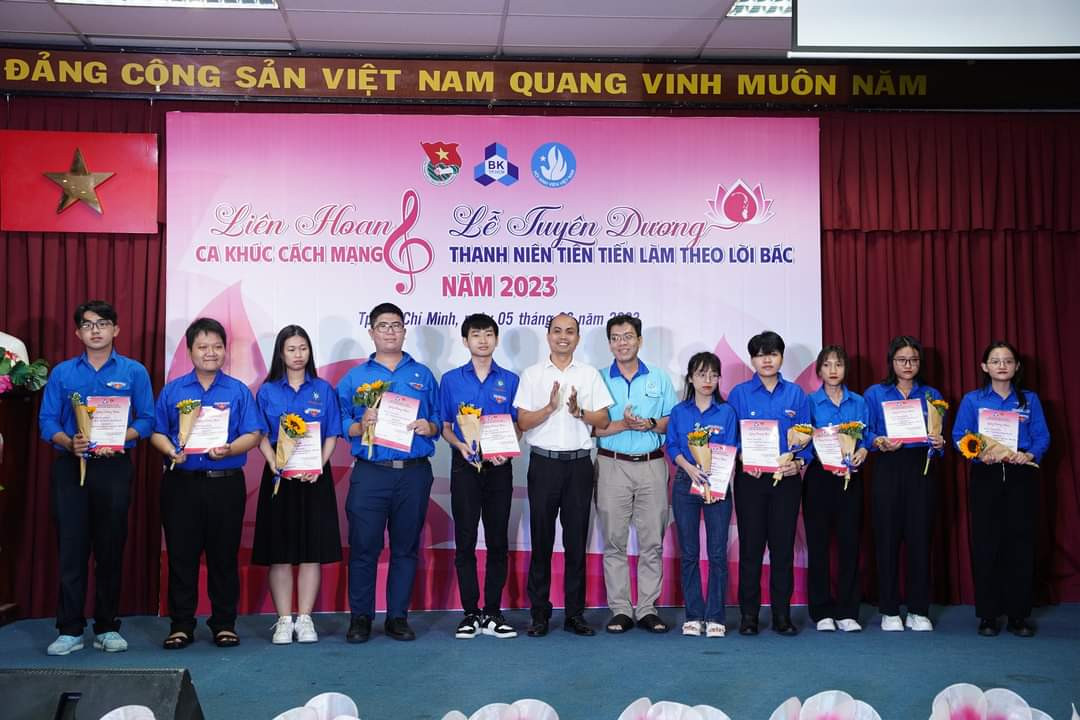 44 cán bộ trẻ và 170 sinh viên ưu tú của trường ĐH Bách khoa (ĐHQG TP. HCM) được tuyên dương trong dịp này.