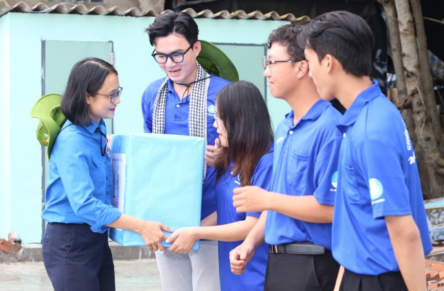 Phó Bí thư Thành Đoàn TP. HCM Trần Thu Hà tặng quà của T.Ư Hội Sinh viên Việt Nam cho các đội hình tình nguyện thường trực tại xã đảo Thạnh An. (Ảnh: Ngô Tùng) Phó Bí thư Thành Đoàn TP. HCM Trần Thu Hà tặng quà của T.Ư Hội Sinh viên Việt Nam cho các đội hình tình nguyện thường trực tại xã đảo Thạnh An. (Ảnh: Ngô Tùng)