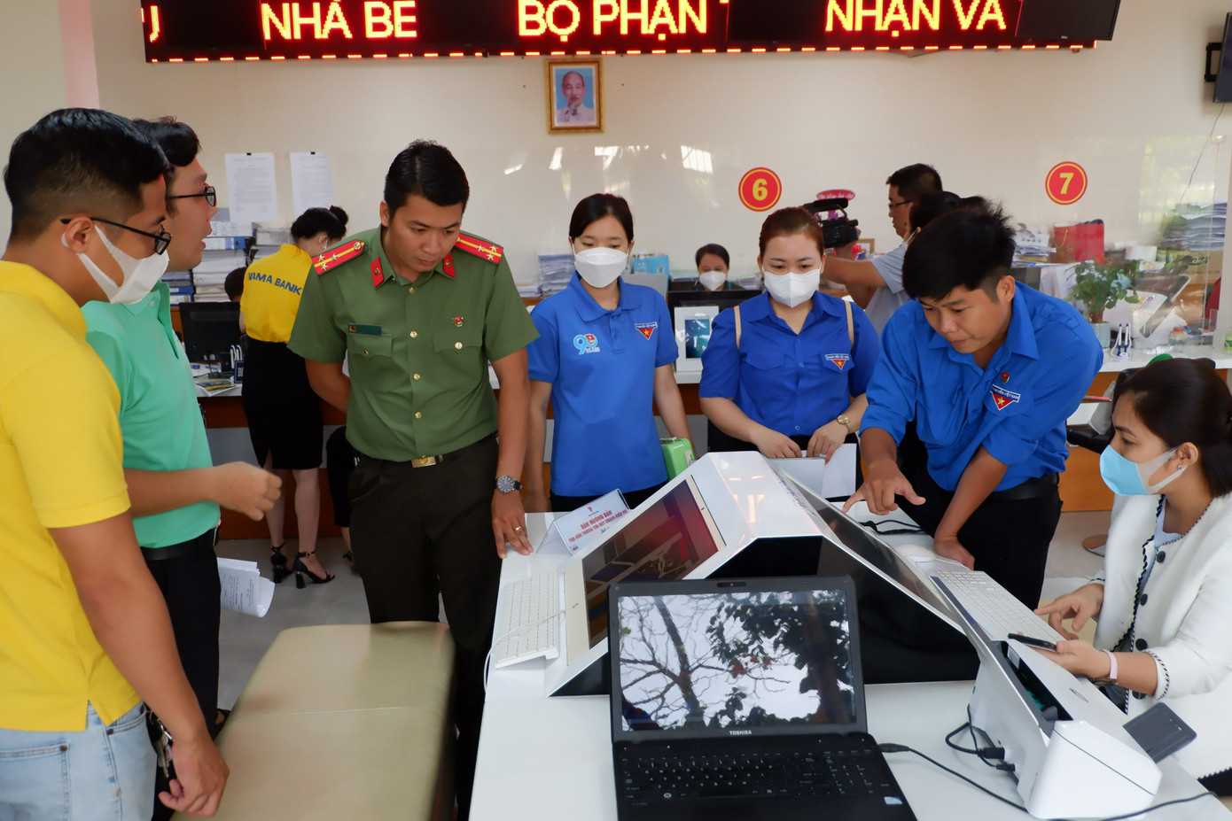 Đoàn viên, thanh niên TP. HCM hướng dẫn người dân, doanh nghiệp sử dụng dịch vụ công trực tuyến trong chương trình. Đoàn viên, thanh niên TP. HCM hướng dẫn người dân, doanh nghiệp sử dụng dịch vụ công trực tuyến trong chương trình.