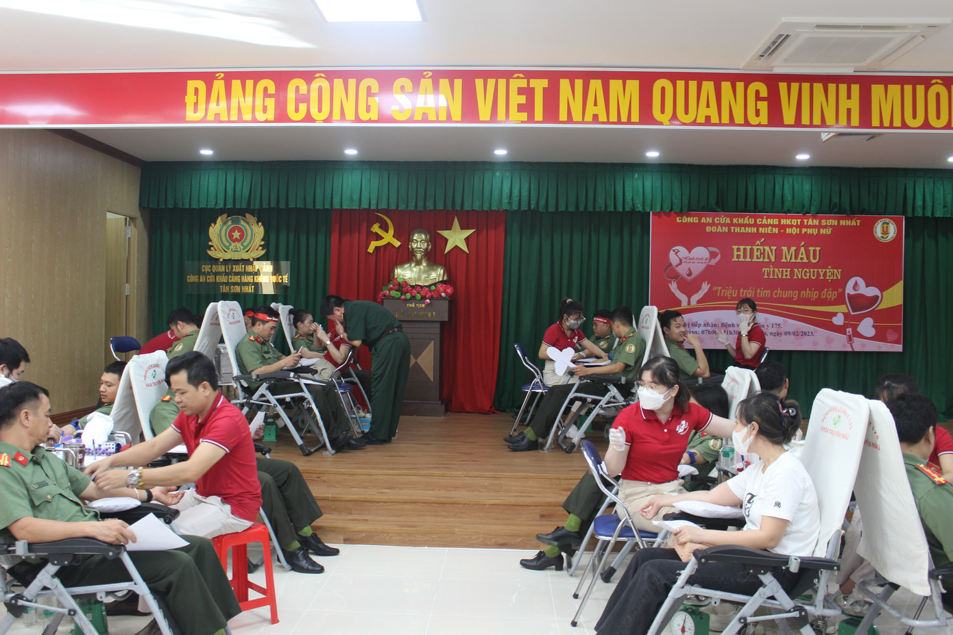 Quang cảnh buổi hiến máu tại hội trường.