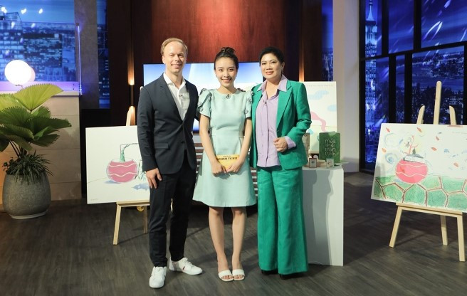 Đào Hải Nhật Tân (giữa) gọi vốn thành công tại chương trình 'Shark Tank Việt Nam' mùa 5.