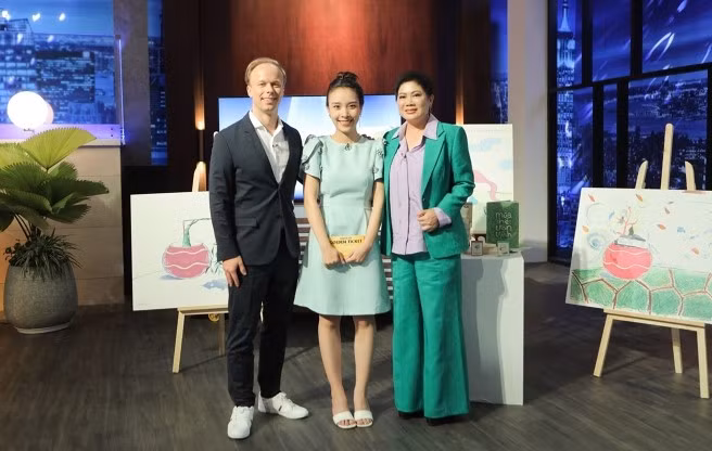 Đào Hải Nhật Tân (giữa) gọi vốn thành công tại chương trình 'Shark Tank Việt Nam' mùa 5.