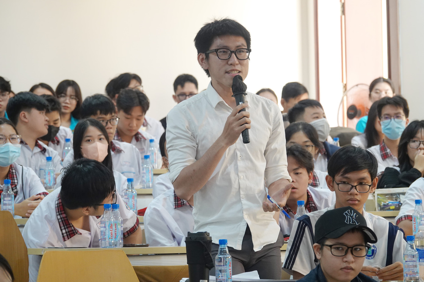 Nhiều bạn trẻ tích cực đặt câu hỏi giao lưu về chủ đề Hội thảo. Nhiều bạn trẻ tích cực đặt câu hỏi giao lưu về chủ đề Hội thảo.