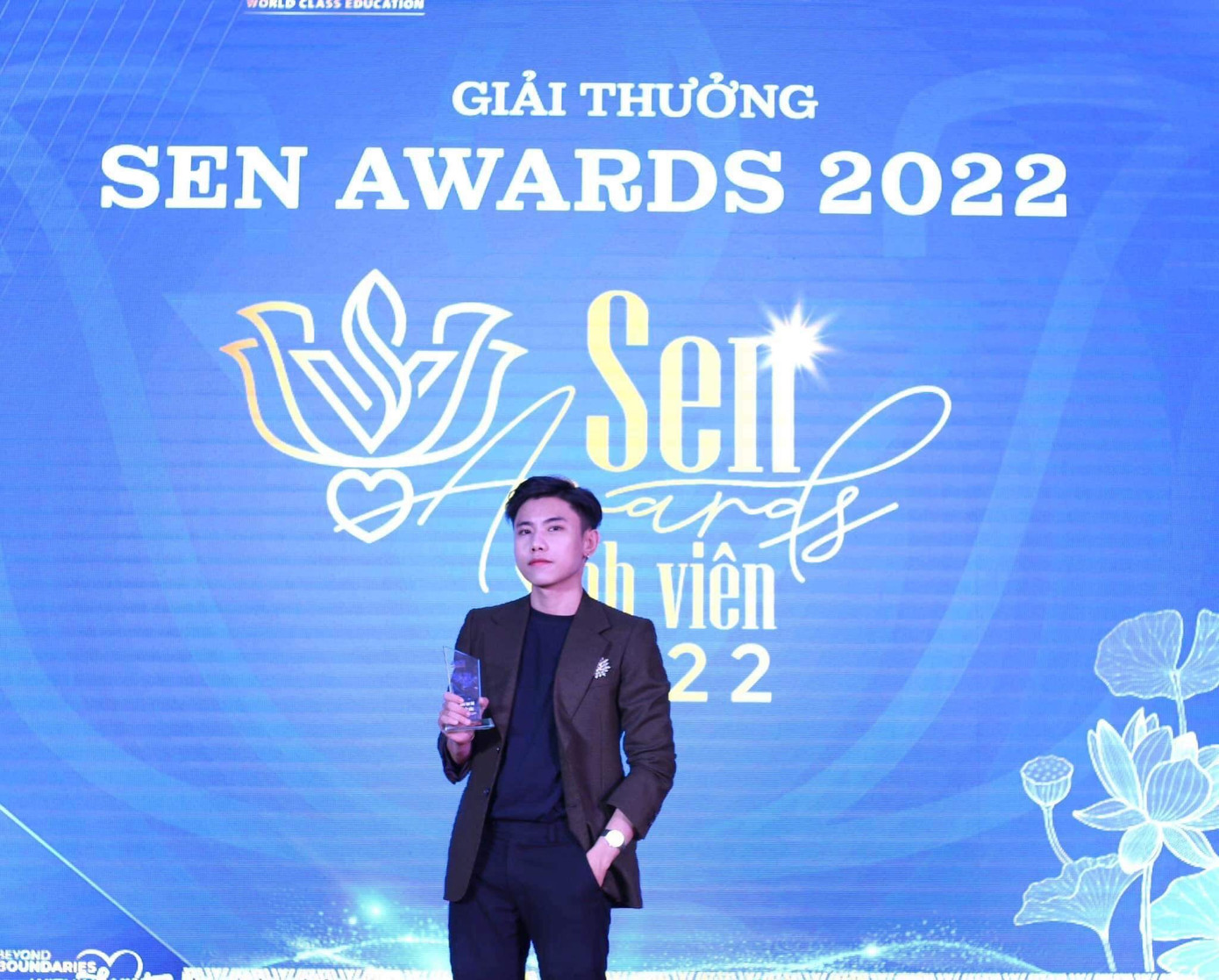 Lý Hồng Lâm trong lễ trao giải "Sen Awards 2022". Lý Hồng Lâm trong lễ trao giải "Sen Awards 2022".