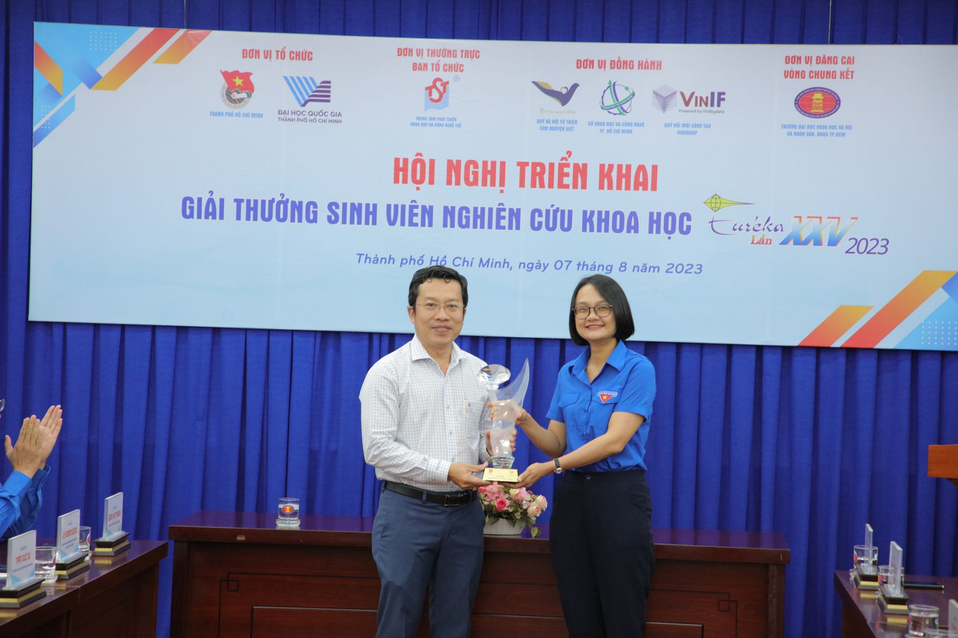 Chị Trần Thu Hà - Phó Bí thư Thành Đoàn, Chủ tịch Hội Sinh viên TP. HCM trao cúp đăng cai địa điểm tổ chức cho trường ĐH KHXH&NV (ĐHQG TP. HCM). Chị Trần Thu Hà - Phó Bí thư Thành Đoàn, Chủ tịch Hội Sinh viên TP. HCM trao cúp đăng cai địa điểm tổ chức cho trường ĐH KHXH&NV (ĐHQG TP. HCM).