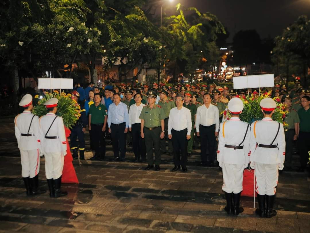 Chương trình dâng hương tại Bia tưởng niệm 12 Anh hùng liệt sĩ thuộc lực lượng vũ trang Khu Sài Gòn – Gia Định. (Ảnh: TLTĐ) Chương trình dâng hương tại Bia tưởng niệm 12 Anh hùng liệt sĩ thuộc lực lượng vũ trang Khu Sài Gòn – Gia Định. (Ảnh: TLTĐ)