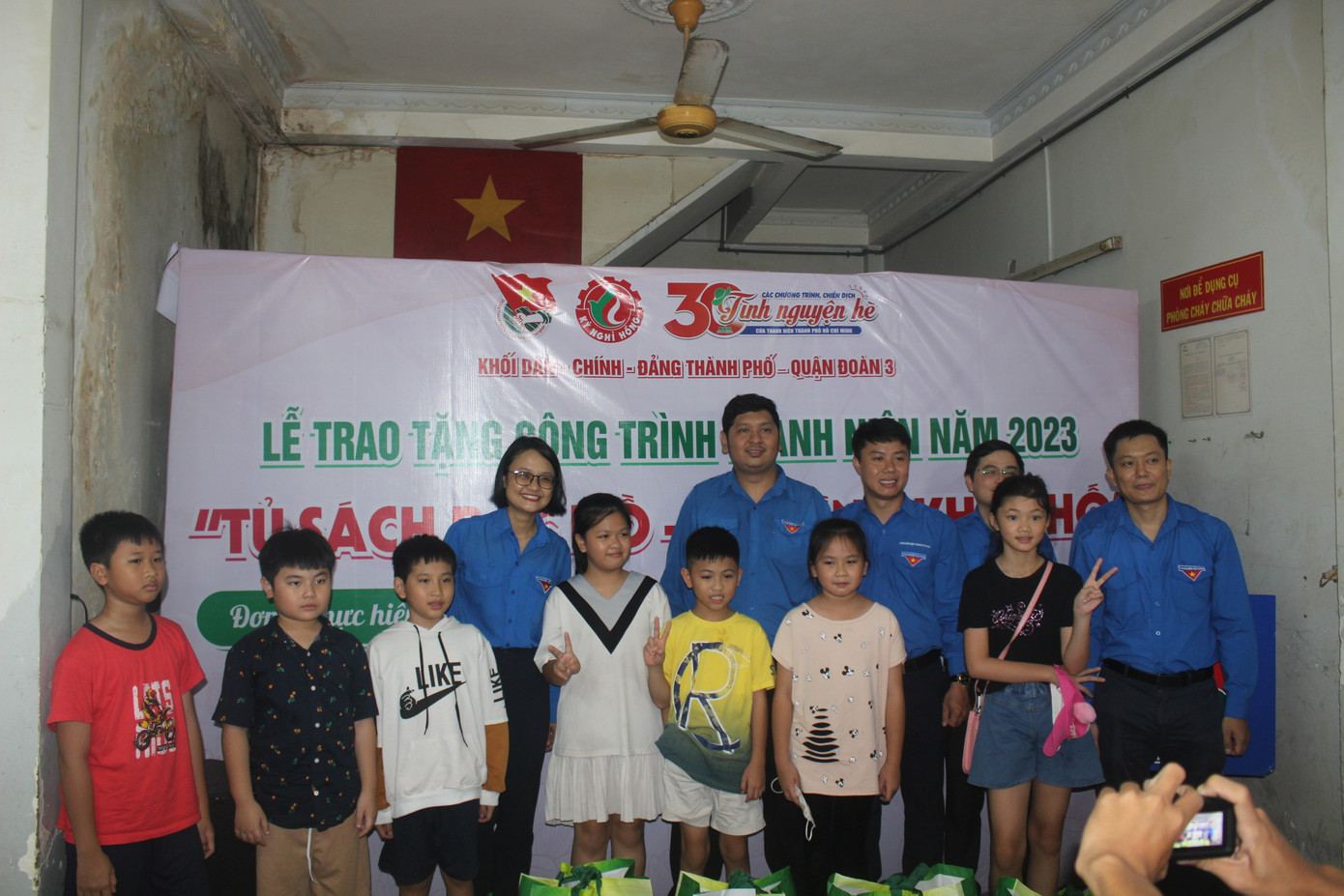 Tại khu phố 2, phường 12, quận 3, chương trình đã trao tặng công trình “Tủ sách Bác Hồ - Ấm tình Khu phố” và 50 phần quà cho thiếu nhi có hoàn cảnh khó khăn.