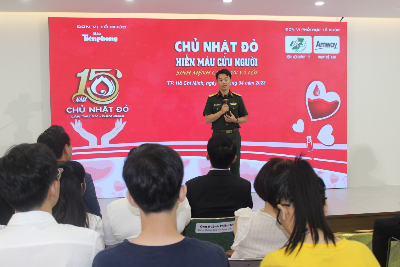 Tại chương trình, BS Vũ Sơn Giang, Phó Chủ nhiệm Chính trị Bệnh viện Quân y 175, đại diện đơn vị tiếp nhận máu chia sẻ: “Con người là động vật cao cấp, tất cả các thành phần của máu đều cực kỳ quý giá. Năm 2020 và 2021 dịch bùng phát, lượng máu cần cho việc cấp cứu, điều trị thiếu rất nhiều. Sự đồng hành của báo Tiền Phong trong chương trình &apos;Chủ nhật Đỏ&apos; đã góp phần quan trọng mang đến nguồn máu hiến quý giá giúp ngành y tế cứu chữa người bệnh. Đặc biệt là sự chung tay nhiều lần của Amway Việt Nam trong hoạt động ý nghĩa này”.