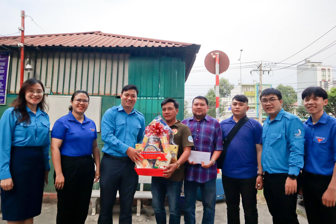 Đoàn thăm, tặng quà các đội hình phản ứng nhanh của thành phố. (Ảnh: TLTĐ) Đoàn thăm, tặng quà các đội hình phản ứng nhanh của thành phố. (Ảnh: TLTĐ)