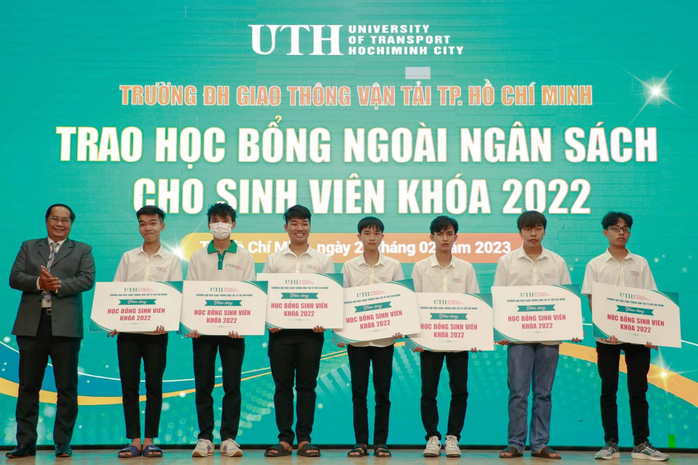600 suất học bổng ngoài ngân sách do các doanh nghiệp tài trợ đã được nhà trường trao cho sinh viên có hoàn cảnh khó khăn.
