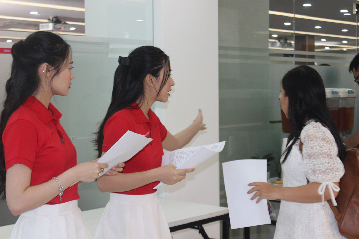 Các tình nguyện viên trong ngày hội nhiệt tình hướng dẫn, hỗ trợ người tham gia hiến máu.