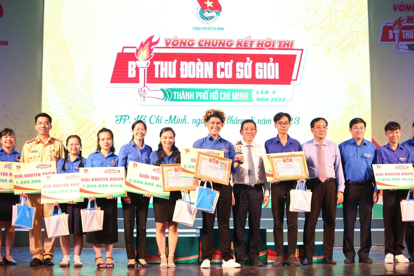 Các thí sinh được trao giải tại đêm Chung kết.