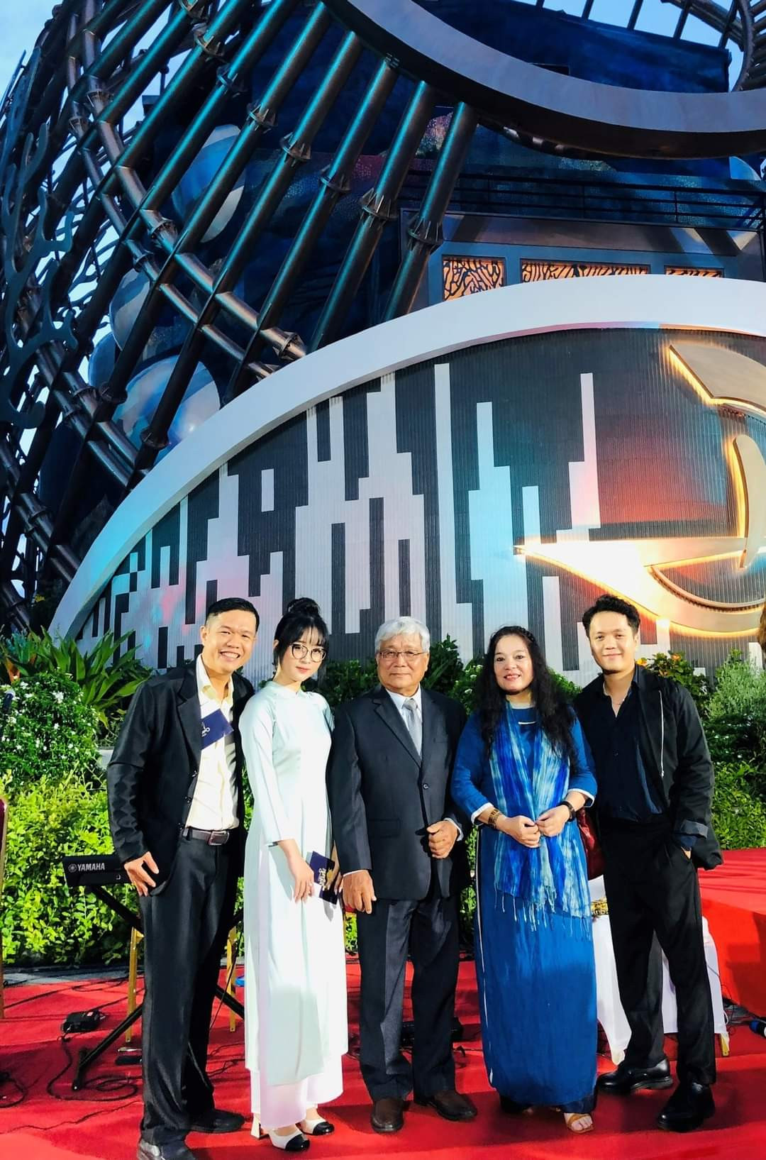 Phước Bình (thứ hai, bên trái) cùng các thầy cô trường ĐH Sân khấu - Điện ảnh TP. HCM dự lễ trao giải Cánh Diều Vàng 2023. (Ảnh: NVCC) Phước Bình (thứ hai, bên trái) cùng các thầy cô trường ĐH Sân khấu - Điện ảnh TP. HCM dự lễ trao giải Cánh Diều Vàng 2023. (Ảnh: NVCC)