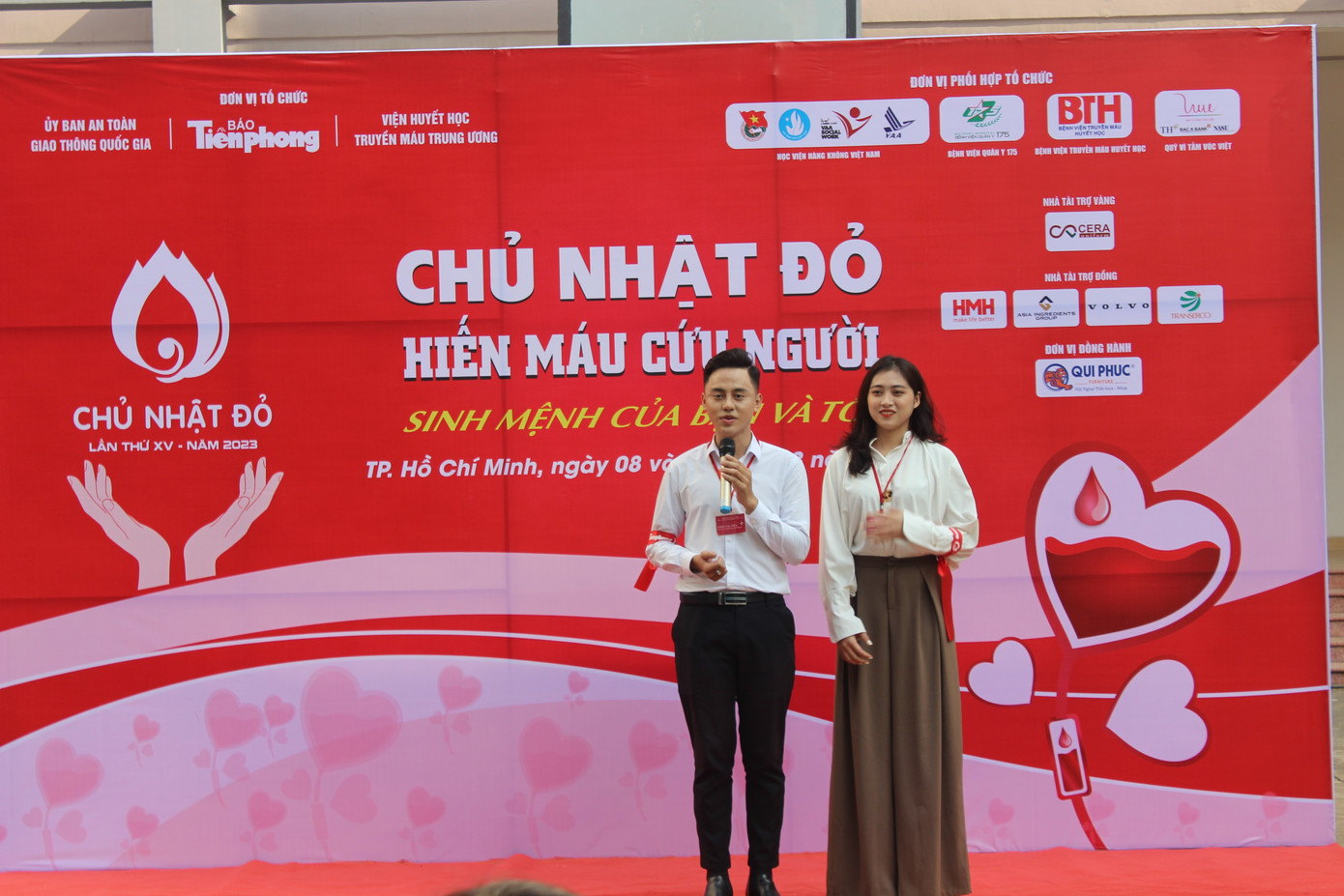 Hai gương mặt đại sứ sinh viên của trường trong ngày hội hiến máu Chủ nhật Đỏ.