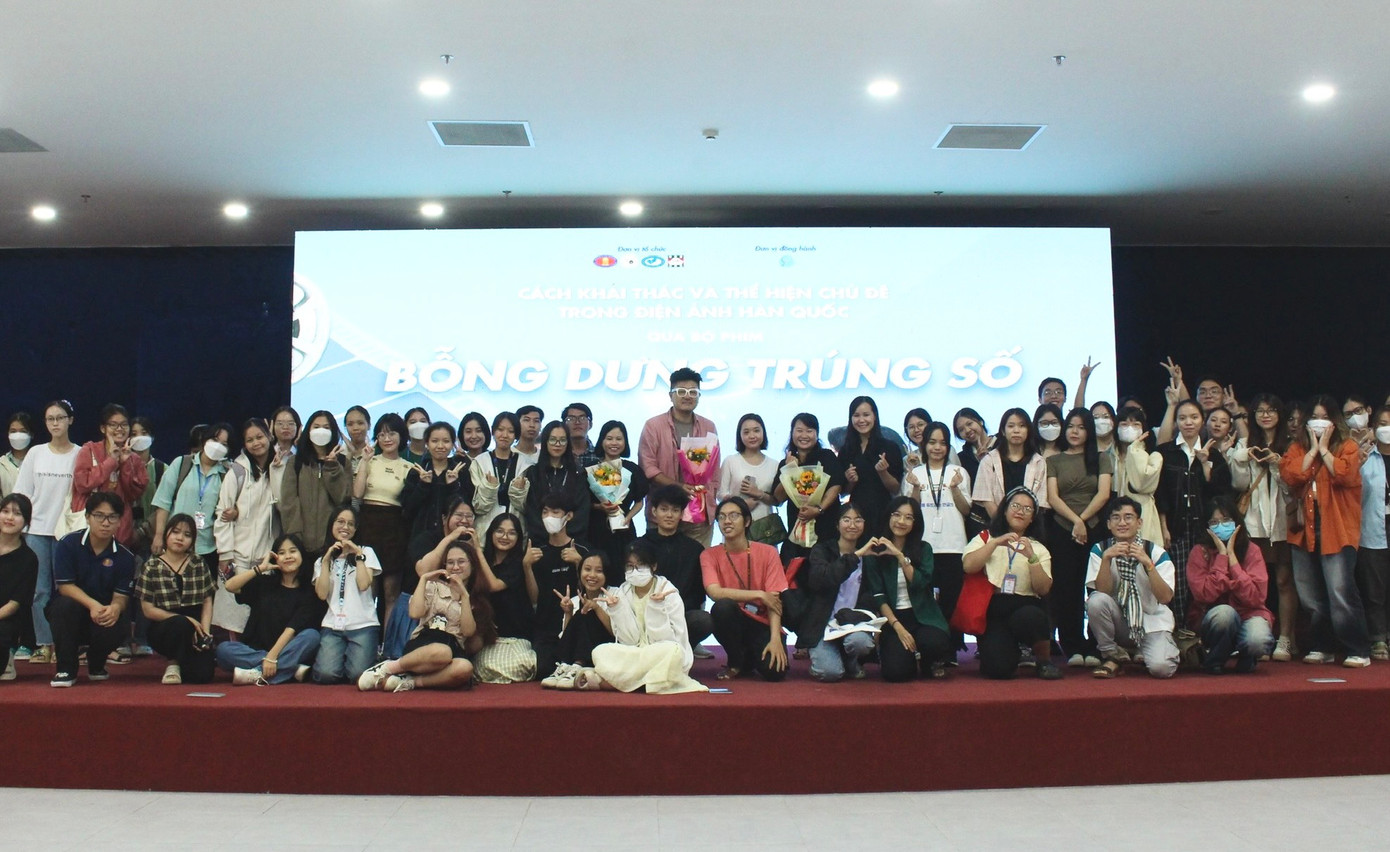 Đông đảo các bạn sinh viên chụp hình lưu niệm. (Ảnh: NVCC)