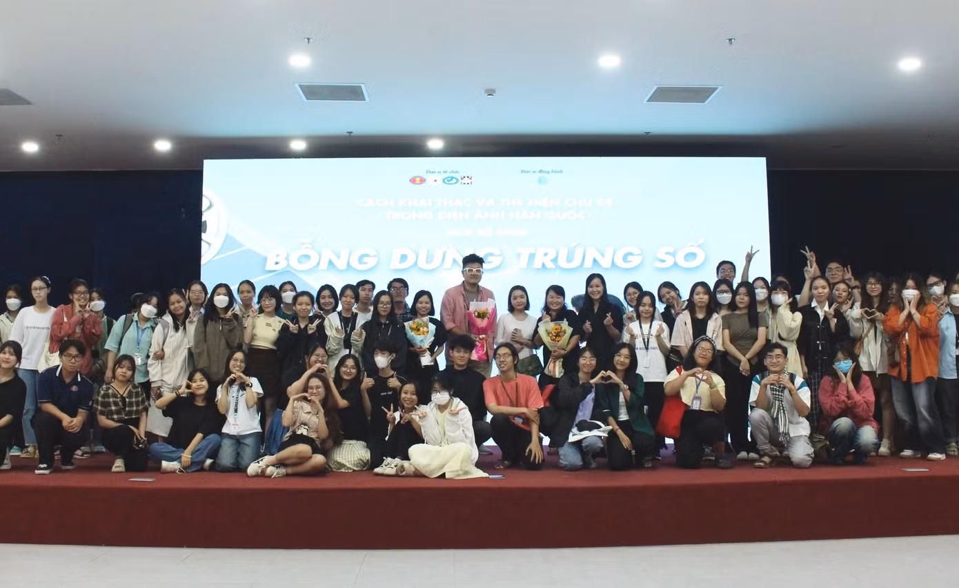 Đông đảo các bạn sinh viên chụp hình lưu niệm. (Ảnh: NVCC) Đông đảo các bạn sinh viên chụp hình lưu niệm. (Ảnh: NVCC)