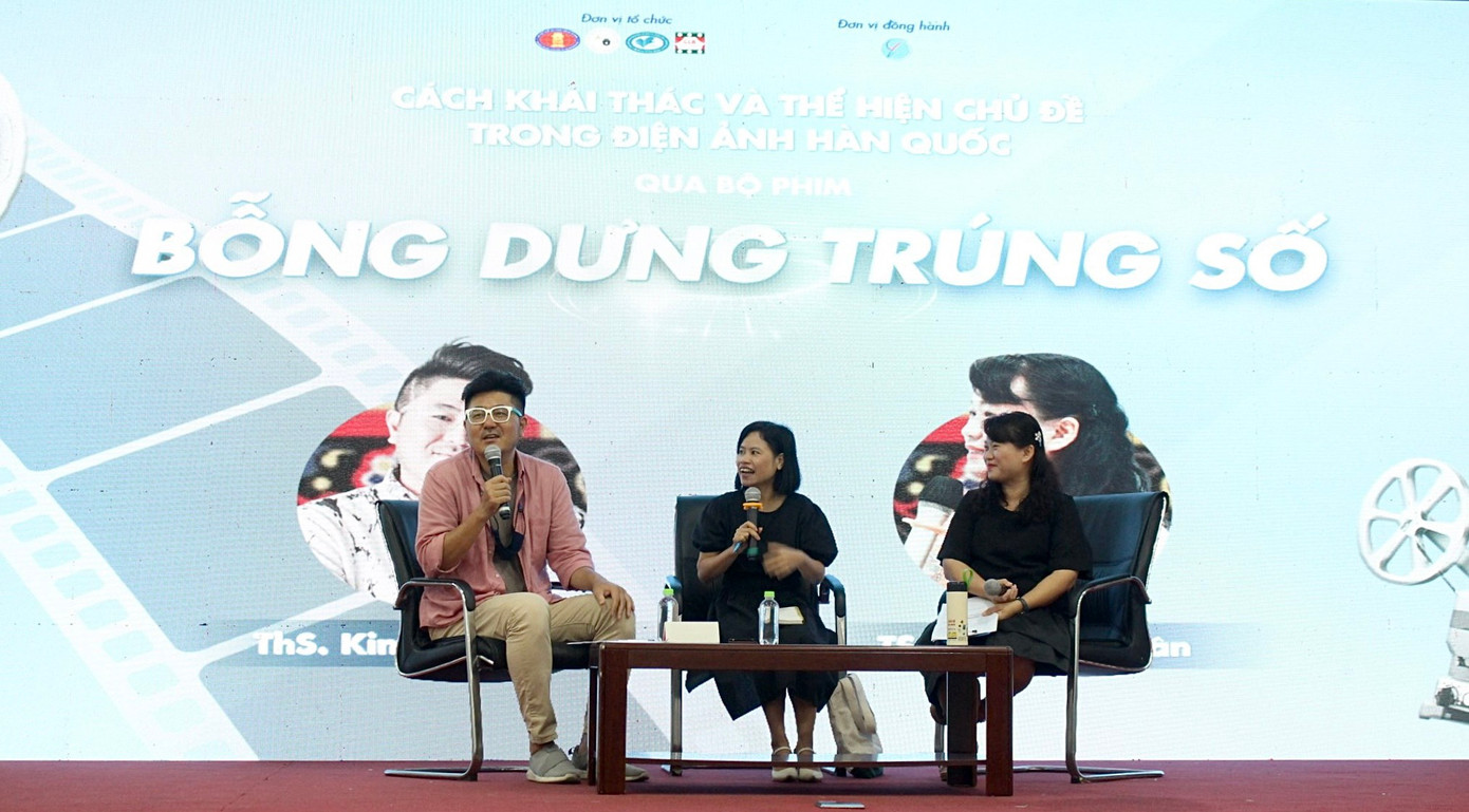 TS. Hồ Khánh Vân (ngoài cùng, bên phải) và ThS Kim Myunjoong (ngoài cùng, bên trái) chia sẻ tại talkshow. (Ảnh: BTC)