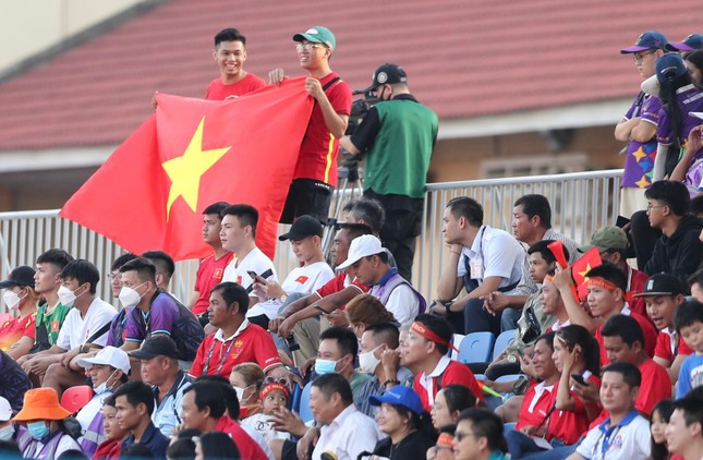 Chiến thắng của đội tuyển bóng đá nữ Việt Nam đã đem lại niềm vui cho các CĐV Việt Nam trên khán đài sân vận động Army, Phnom Penh. (Ảnh: Văn Thỏa)