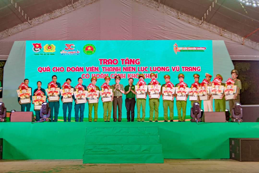 Chương trình tặng quà cho các đoàn viên, thanh niên lực lượng vũ trang TP. HCM có hoàn cảnh khó khăn. (Ảnh: TLTĐ) Chương trình tặng quà cho các đoàn viên, thanh niên lực lượng vũ trang TP. HCM có hoàn cảnh khó khăn. (Ảnh: TLTĐ)