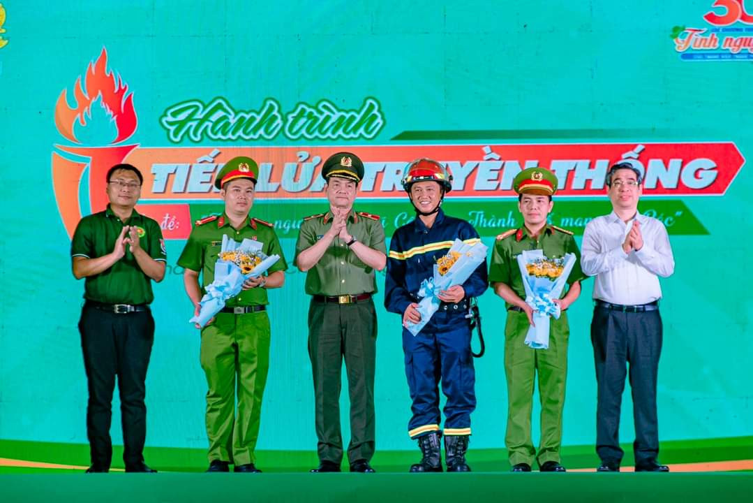 Đoàn viên, thanh niên giao lưu với các gương đoàn viên Lực lượng vũ trang TP. HCM tiêu biểu. (Ảnh: TLTĐ) Đoàn viên, thanh niên giao lưu với các gương đoàn viên Lực lượng vũ trang TP. HCM tiêu biểu. (Ảnh: TLTĐ)