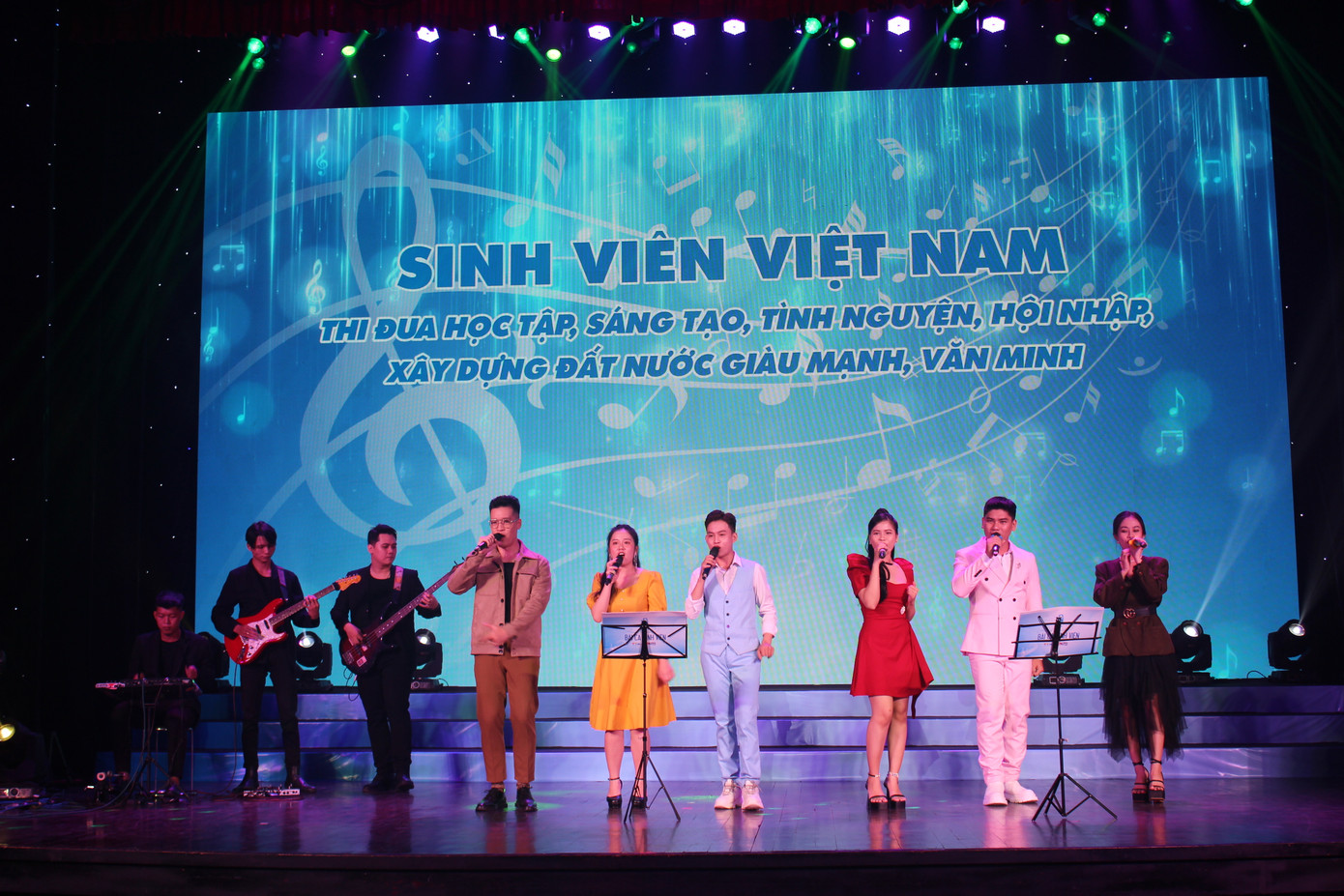 Những ca khúc được hát trong Đại hội Hội Sinh viên Việt Nam toàn quốc lần thứ X lần lượt được tái hiện, cũng mang lại nhiều cảm xúc cho các bạn sinh viên tham gia chương trình.