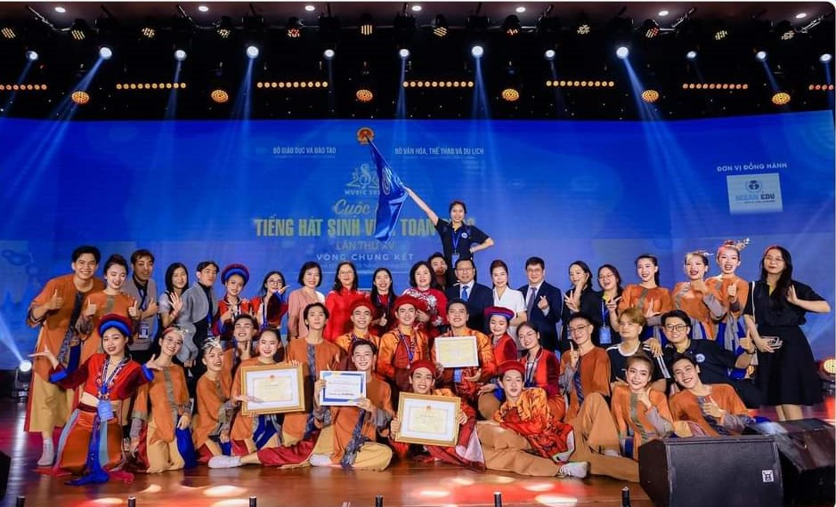 Đội thi của trường ĐH Kinh tế - Luật (ĐHQG TP. HCM) đã giành giải Nhất cuộc thi 'Tiếng hát sinh viên toàn quốc'. (Ảnh: Đoàn trường)