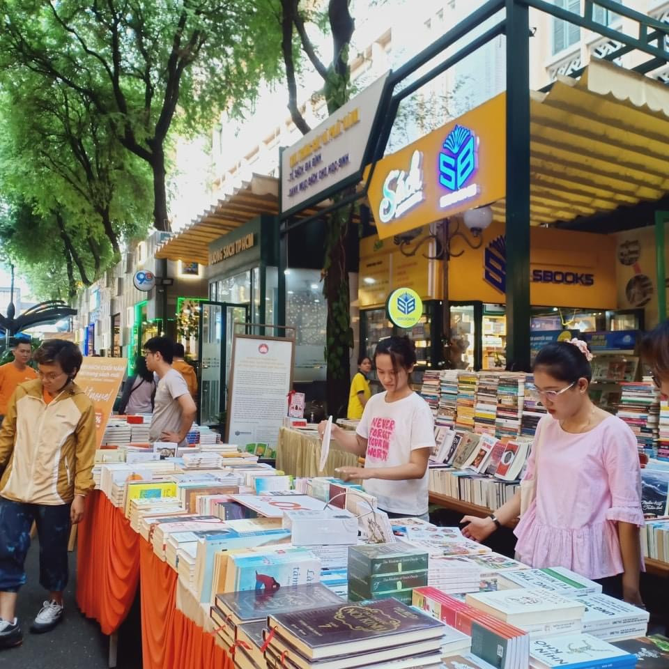 Nhiều đầu sách giảm giá tại Hội chợ sách.