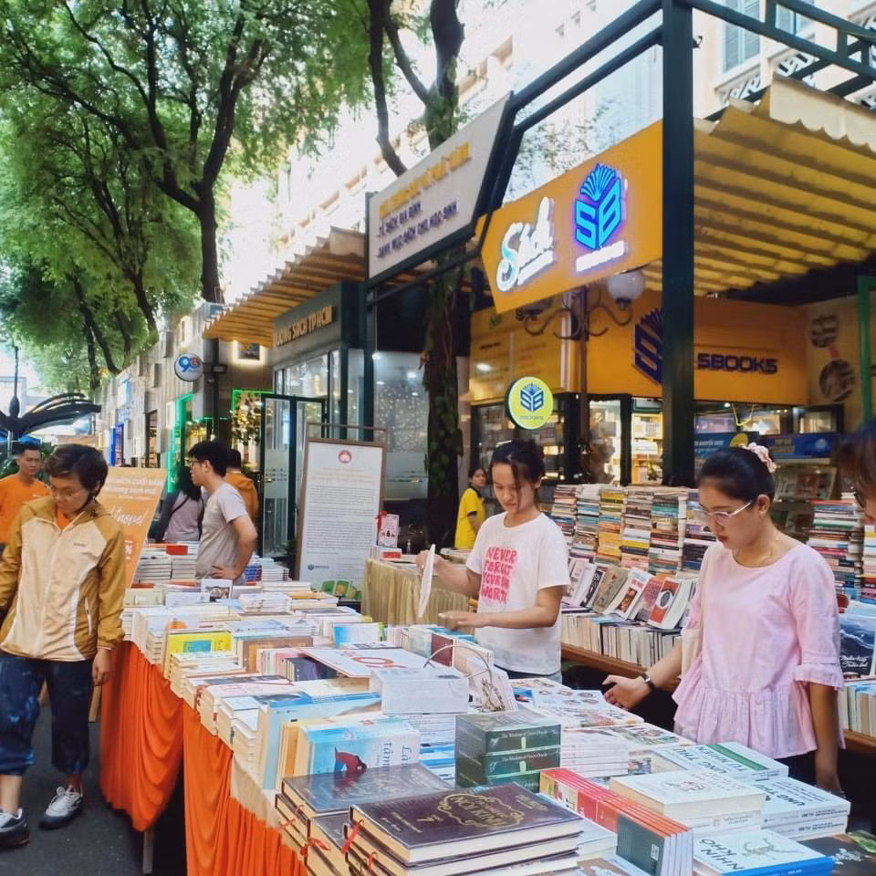 Nhiều đầu sách giảm giá tại Hội chợ sách.