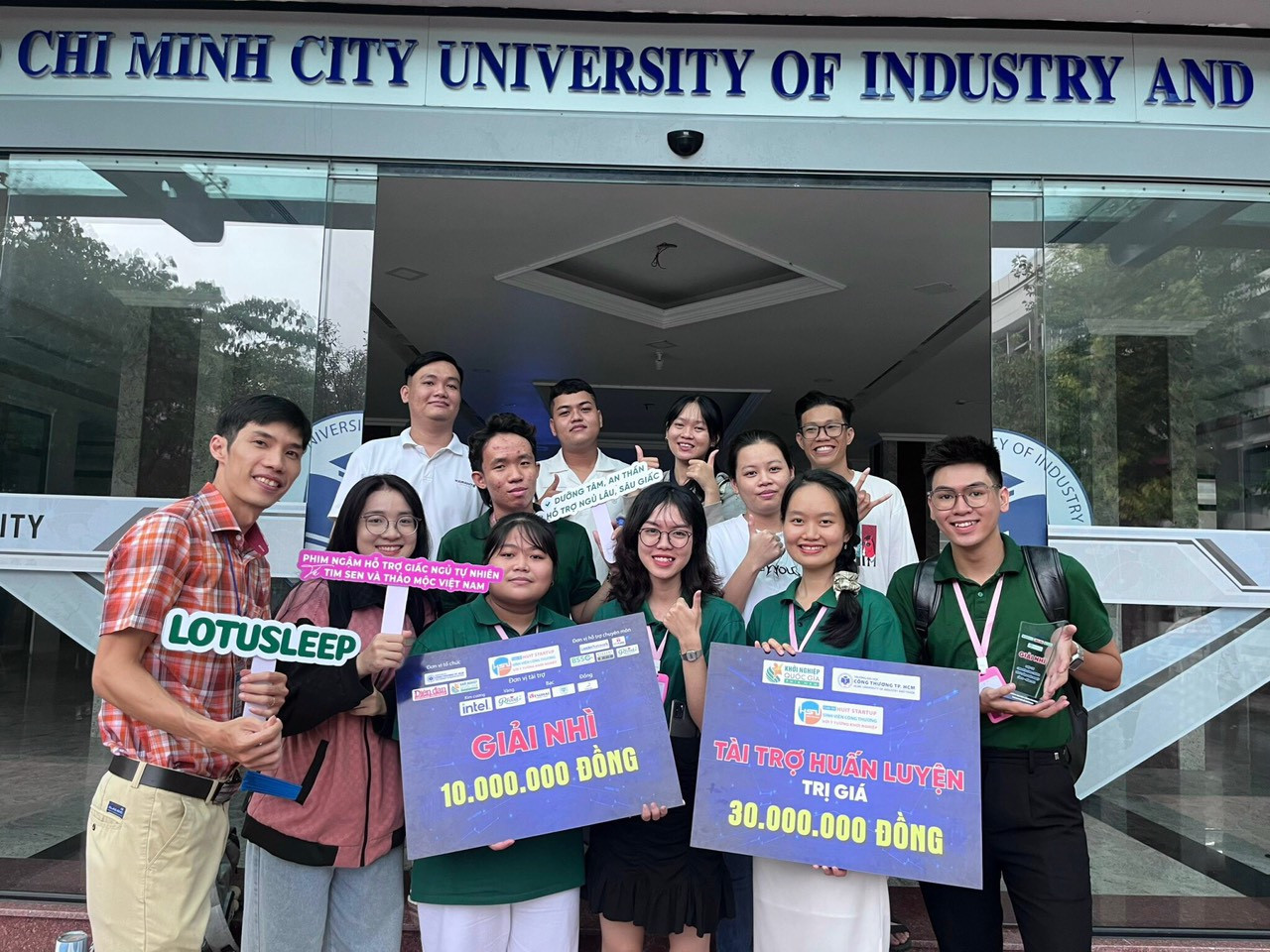 Nhóm nghiên cứu đã đạt giải Nhì tại cuộc thi "Sinh viên với ý tưởng khởi nghiệp sáng tạo năm 2023". (Ảnh: NVCC) Nhóm nghiên cứu đã đạt giải Nhì tại cuộc thi "Sinh viên với ý tưởng khởi nghiệp sáng tạo năm 2023". (Ảnh: NVCC)