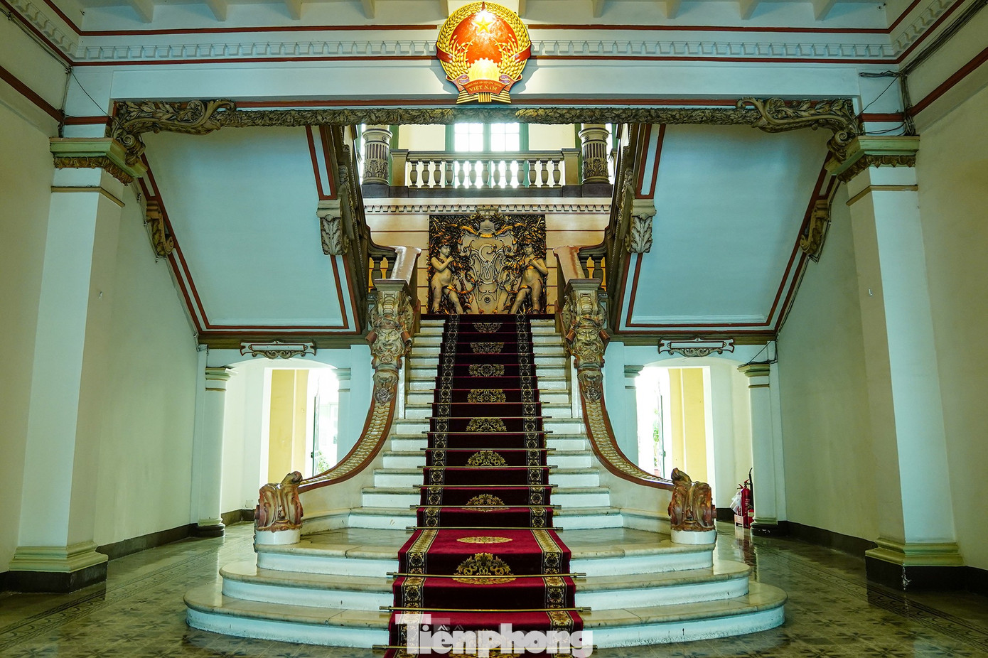 Bên trong tòa nhà cũng có những phù điêu ấn tượng. (Ảnh: Phạm Nguyễn) Bên trong tòa nhà cũng có những phù điêu ấn tượng. (Ảnh: Phạm Nguyễn)