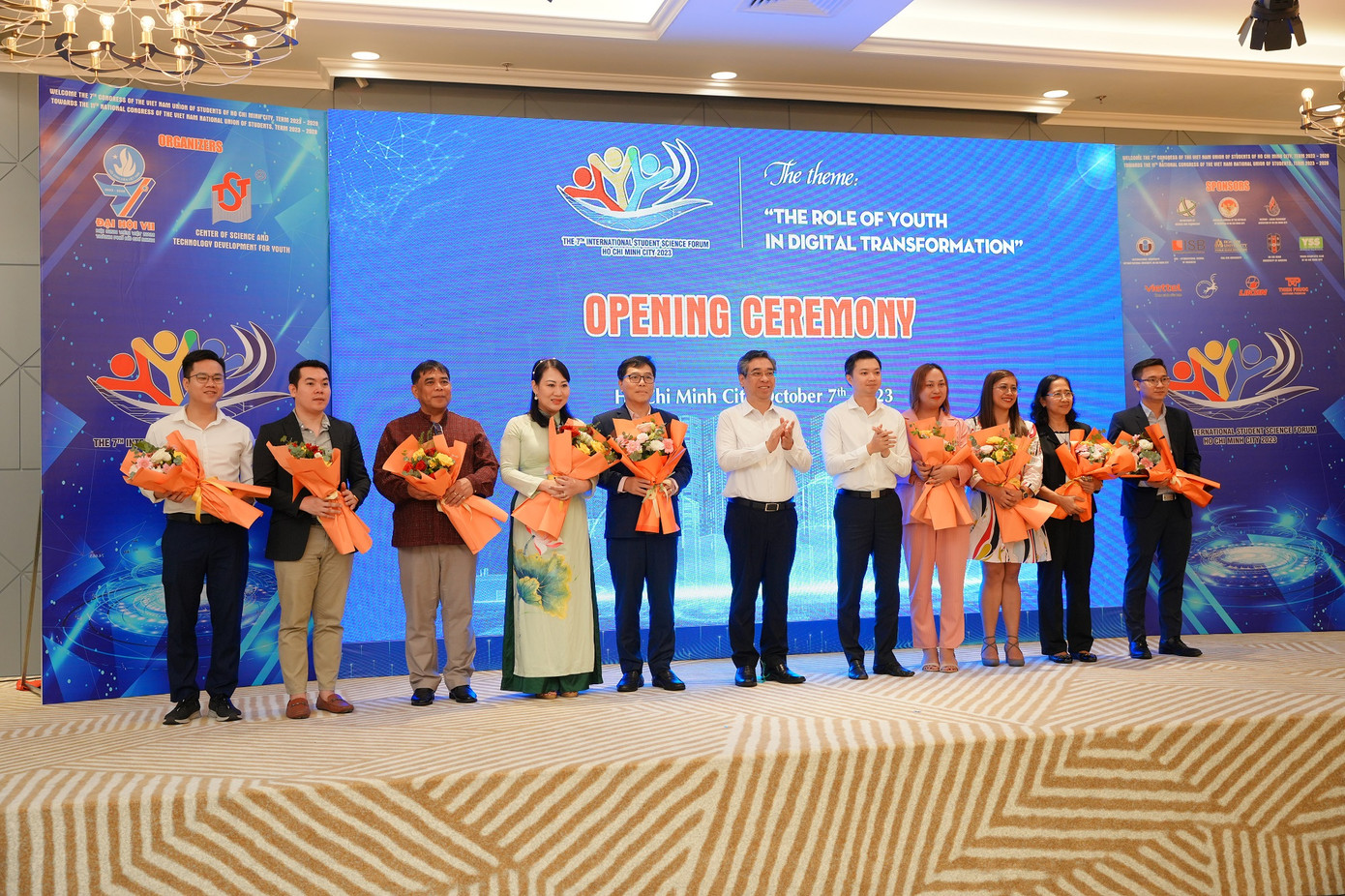 Anh Nguyễn Minh Triết - Bí thư T.Ư Đoàn, Chủ tịch Hội Sinh viên Việt Nam (thứ 5 bên phải) và ông Nguyễn Phước Lộc - Phó Bí thư, Trưởng Ban Tổ chức Thành uỷ TP. HCM (thứ 6 bên phải) tặng hoa cho các chuyên gia, nhà khoa học là diễn giả tham gia vào Hội đồng khoa học của Diễn đàn.