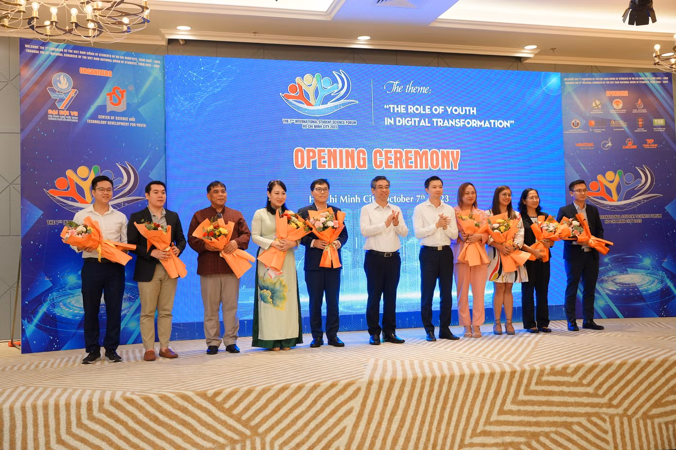 Anh Nguyễn Minh Triết - Bí thư T.Ư Đoàn, Chủ tịch Hội Sinh viên Việt Nam (thứ 5 bên phải) và ông Nguyễn Phước Lộc - Phó Bí thư, Trưởng Ban Tổ chức Thành uỷ TP. HCM (thứ 6 bên phải) tặng hoa cho các chuyên gia, nhà khoa học là diễn giả tham gia vào Hội đồng khoa học của Diễn đàn. Anh Nguyễn Minh Triết - Bí thư T.Ư Đoàn, Chủ tịch Hội Sinh viên Việt Nam (thứ 5 bên phải) và ông Nguyễn Phước Lộc - Phó Bí thư, Trưởng Ban Tổ chức Thành uỷ TP. HCM (thứ 6 bên phải) tặng hoa cho các chuyên gia, nhà khoa học là diễn giả tham gia vào Hội đồng khoa học của Diễn đàn.