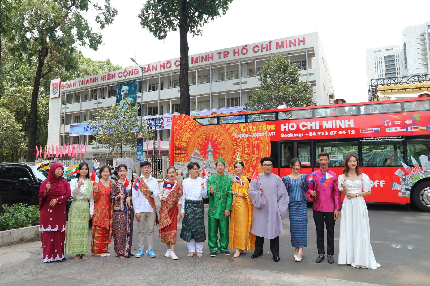 Không gian văn hóa các nước ASEAN hấp dẫn bạn trẻ. (Ảnh: TLTĐ)